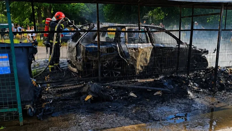 У Львові через пожежу сміттєвих контейнерів повністю згорів автомобіль Volvo
