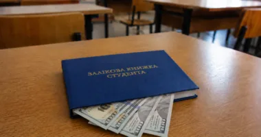 У Львові помічницю декана приватного медуніверситету підозрюють у вимаганні 1500 доларів у студента