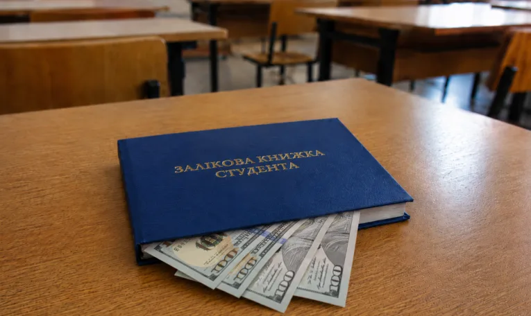 У Львові помічницю декана приватного медуніверситету підозрюють у вимаганні 1500 доларів у студента
