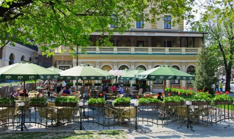 Суд дозволив демонтаж літнього майданчика «Віденської кав’ярні» у центрі Львова