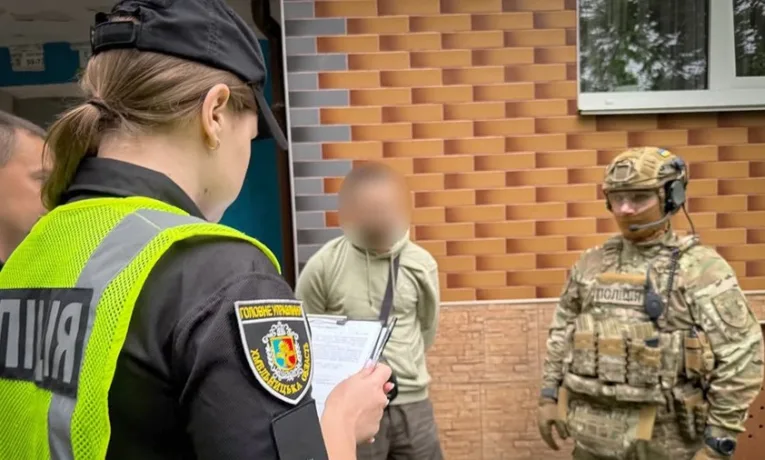 На Хмельниччині затримали двох жителів Львівщини за підозрою в організації незаконного перетину кордону