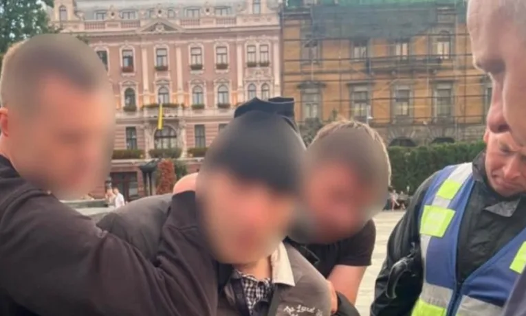 У Львові під час акції протесту затримали чоловіка з ножем у балаклаві