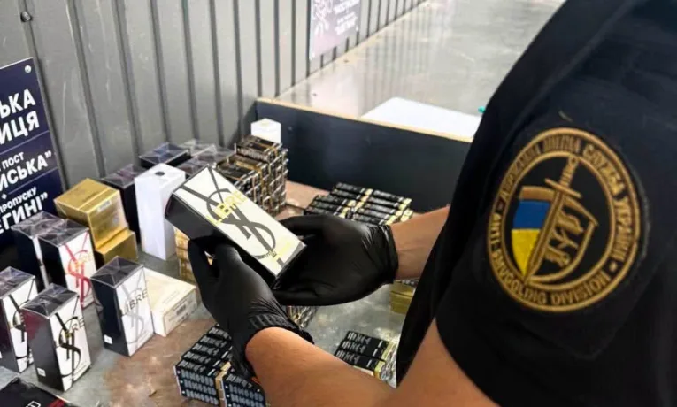 Львівські митники вилучили брендову парфумерію та косметику на майже 1 млн гривень