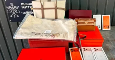 На Львівщині митники вилучили незадекларовані iPhone, брендові аксесуари Gucci” та ноутбуки на 1,5 млн гривень