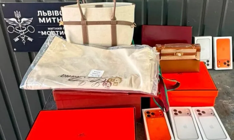 На Львівщині митники вилучили незадекларовані iPhone, брендові аксесуари Gucci” та ноутбуки на 1,5 млн гривень