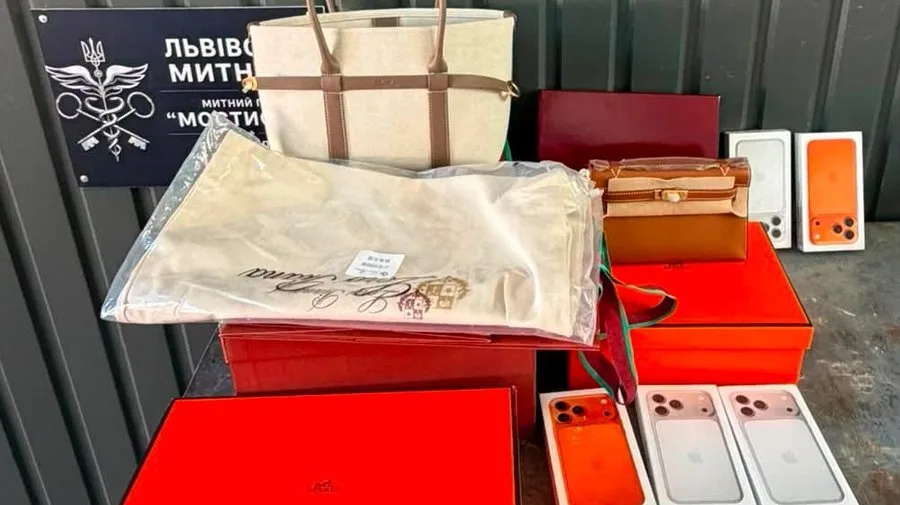 На Львівщині митники вилучили незадекларовані iPhone, брендові аксесуари Gucci” та ноутбуки на 1,5 млн гривень
