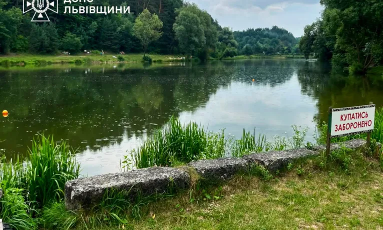 На Львівщині під час купання в озері загинув 49-річний чоловік