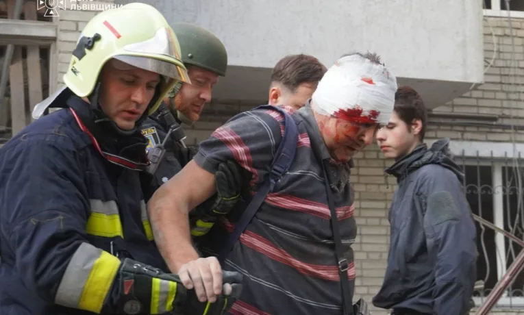 У Львові вже 37 постраждалих і загиблий після нічної атаки РФ: пошкоджено понад 20 будинків, школу та дитсадки (фото)