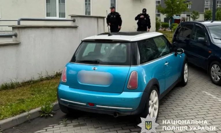 У Львові в автомобілі виявили тіло чоловіка з вогнепальним пораненням