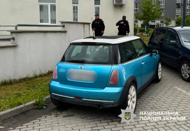У Львові в автомобілі виявили тіло чоловіка з вогнепальним пораненням