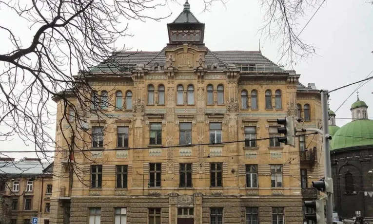 «Оптимізація» по-львівськи: як Садовий під прикриттям ремонту виселив 80-річну поліклініку в центрі Львова?