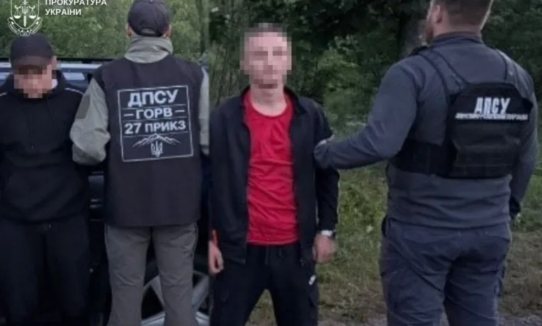 На Львівщині викрили двох переправників, які вели військовозобов’язаного через ліс до кордону з Румунією