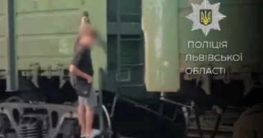 У Львові 12-річний хлопець їхав, зачепившись за вагон потяга: на батьків склали протокол