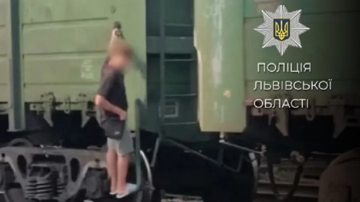 У Львові 12-річний хлопець їхав, зачепившись за вагон потяга: на батьків склали протокол