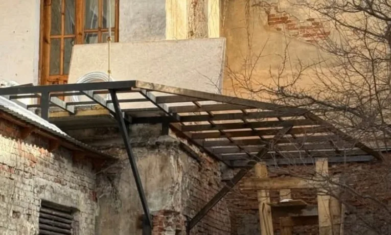 Суд зобов’язав львів’янку демонтувати самовільно добудований балкон на фасаді пам’ятки архітектури