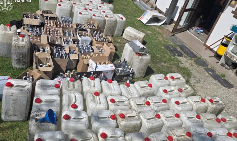 На Львівщині викрили підпільний цех із виробництва фальсифікованого алкоголю