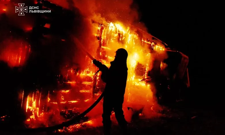 На Львівщині вночі згорів житловий будинок: пожежу гасили понад дві години