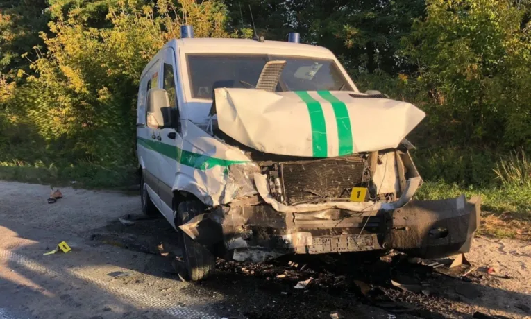 На Львівщині інкасаторський автомобіль потрапив у ДТП: травмовані семеро людей