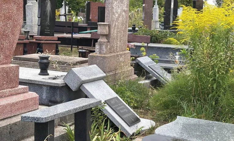 На Львівщині на кладовищі пошкодили понад 25 пам’ятників: поліція встановлює обставини