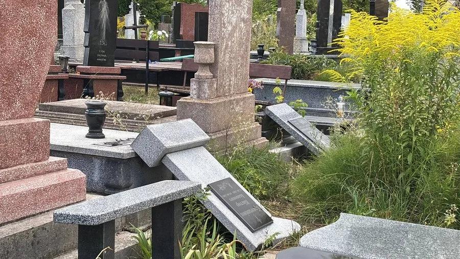 На Львівщині на кладовищі пошкодили понад 25 пам’ятників: поліція встановлює обставини