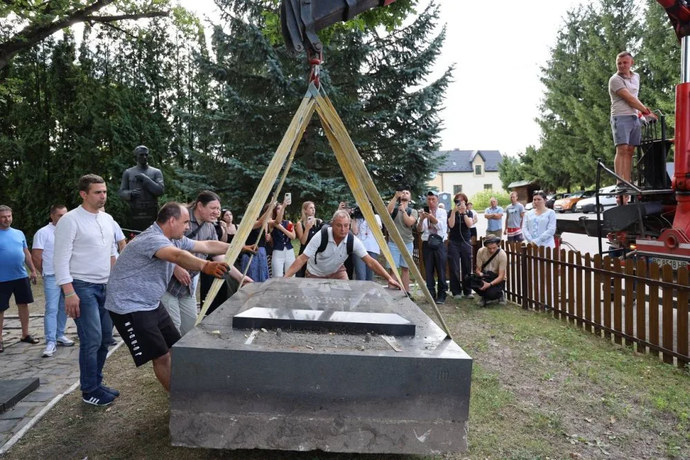Надгробок Євгена Коновальця після 87 років повернули з Роттердама на Львівщину