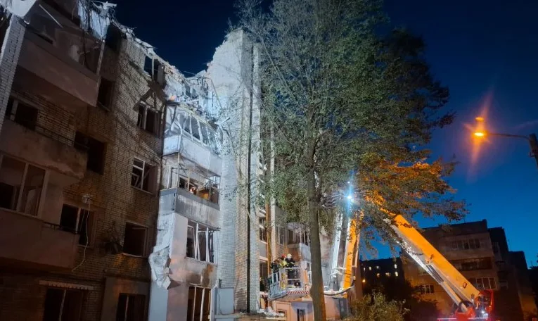 У лікарнях Львова залишаються семеро постраждалих після ракетного удару, серед них — рятувальник