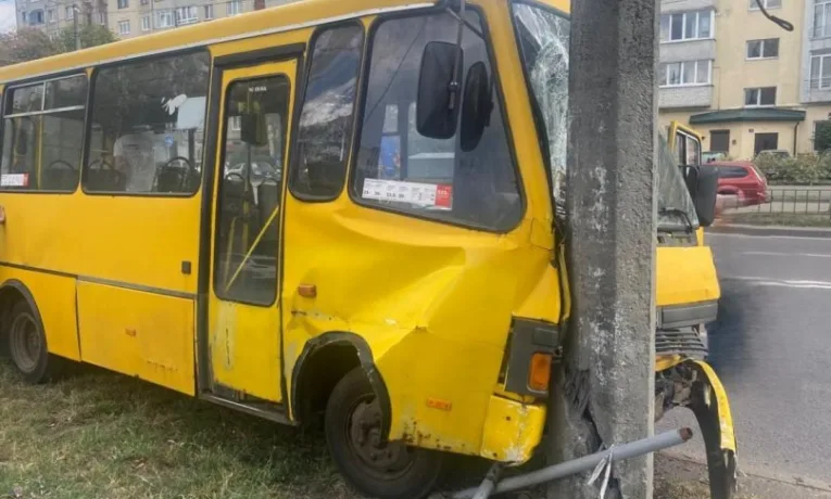 У Львові автобус №14 врізався в електроопору, є постраждалі: що відомо про ДТП