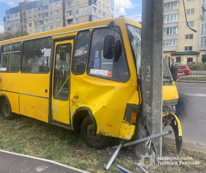 У Львові автобус №14 врізався в електроопору, є постраждалі: що відомо про ДТП