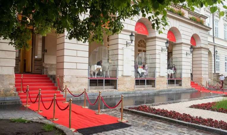 Самовільне перепланування у Львівській ратуші: прокуратура через суд вимагає розірвати договори оренди