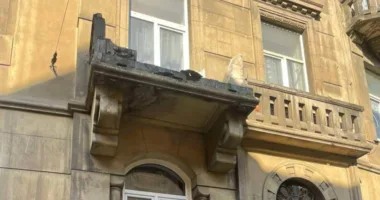 У Львові обвалилася частина балкона старовинного будинку: уламки впали на тротуар