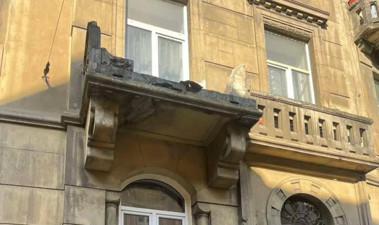 У Львові обвалилася частина балкона старовинного будинку: уламки впали на тротуар