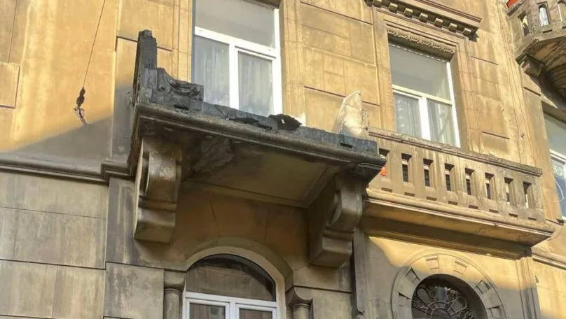 У Львові обвалилася частина балкона старовинного будинку: уламки впали на тротуар