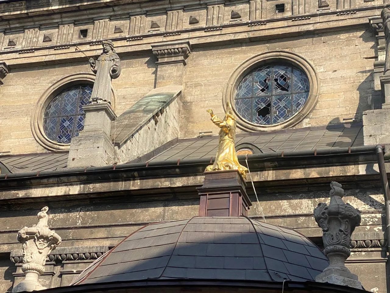 У Львові відновлять вітражі Бернардинського монастиря, пошкоджені російською атакою