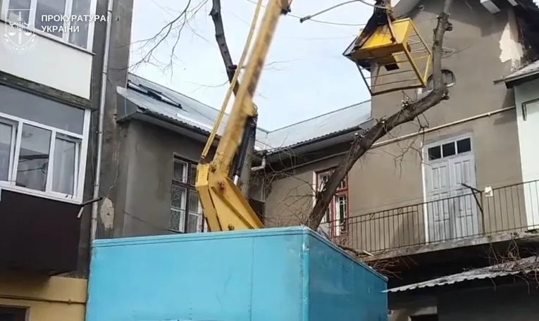 У Бродах майстра комунпідприємства засудили через падіння двох працівників з підйомника