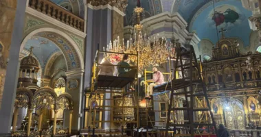 У Львові розпочали реставрацію історичних люстр у Преображенській церкві