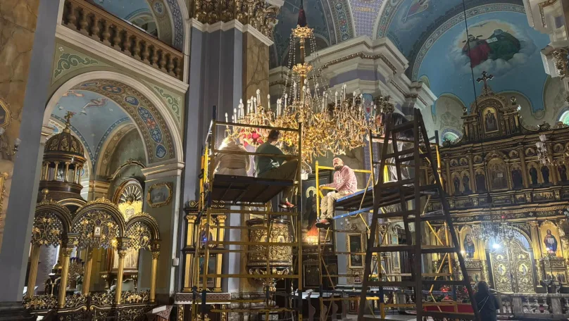 У Львові розпочали реставрацію історичних люстр у Преображенській церкві