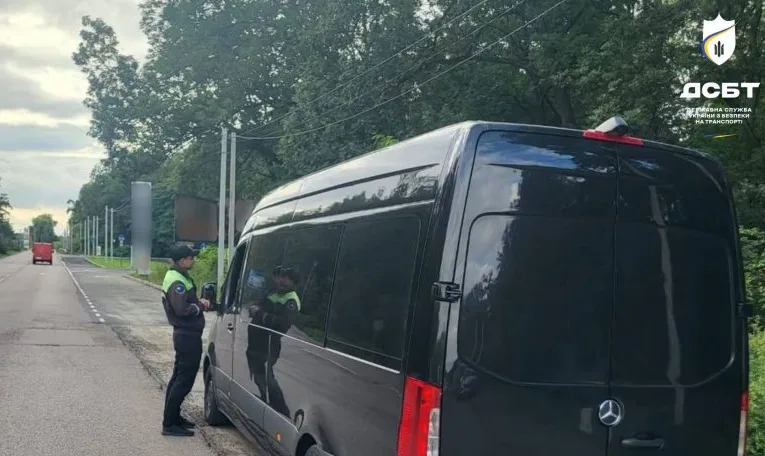 На Львівщині виявили двох водіїв, які нелегально перевозили пасажирів