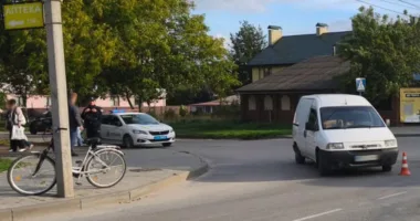 У Бродах автомобіль зіткнувся з велосипедисткою: 58-річну жінку госпіталізували