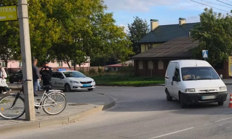 У Бродах автомобіль зіткнувся з велосипедисткою: 58-річну жінку госпіталізували