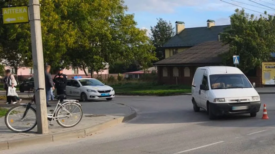 У Бродах автомобіль зіткнувся з велосипедисткою: 58-річну жінку госпіталізували