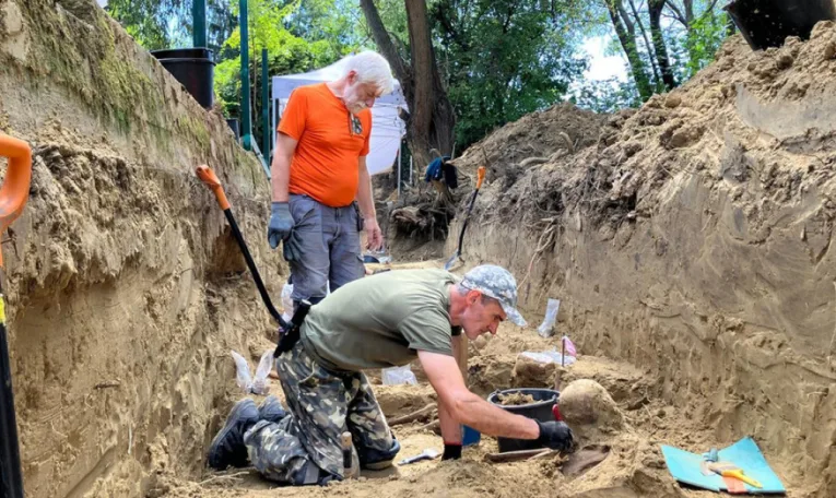 На Голосківському кладовищі у Львові ексгумували останки 64 військових