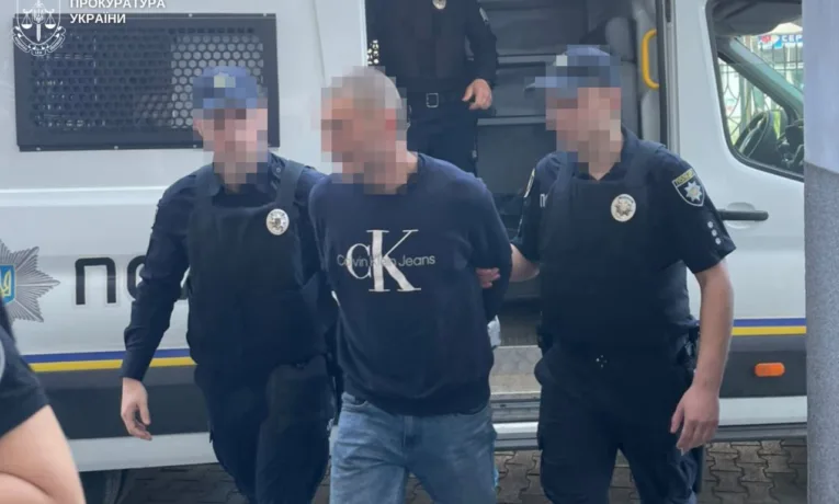 У Львові чоловік прикрився дитиною та розпилив балончик в очі військовому