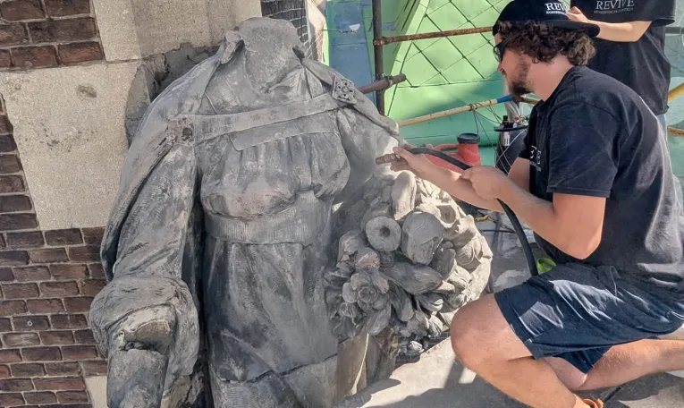 У Львові реставрують понад столітню скульптуру святої Єлизавети: відновлять втрачені голову та кисть