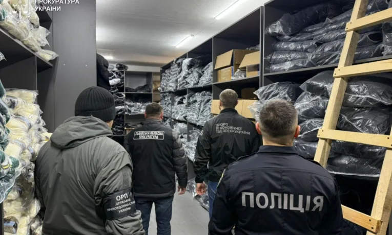 На Львівщині викрили групу, яка продавала підроблений одяг і взуття відомих брендів на 98 млн грн