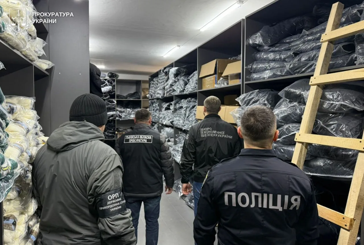 На Львівщині викрили групу, яка продавала підроблений одяг і взуття відомих брендів на 98 млн грн