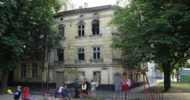 У центрі Львова занепадають два історичні будинки: місто звернулося до Мінкульту