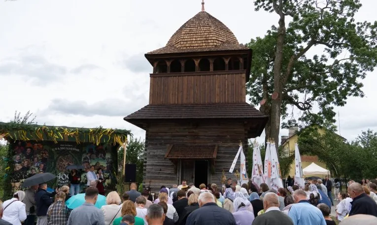 На Львівщині відреставрували 150-річну дерев’яну дзвіницю: її дах покрили 8 тисячами гонтин
