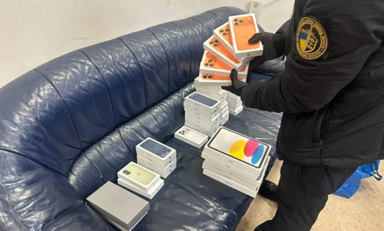 Львівські митники знайшли у рейсовому автобусі з Варшави контрабанду техніки Apple на 2,4 млн грн