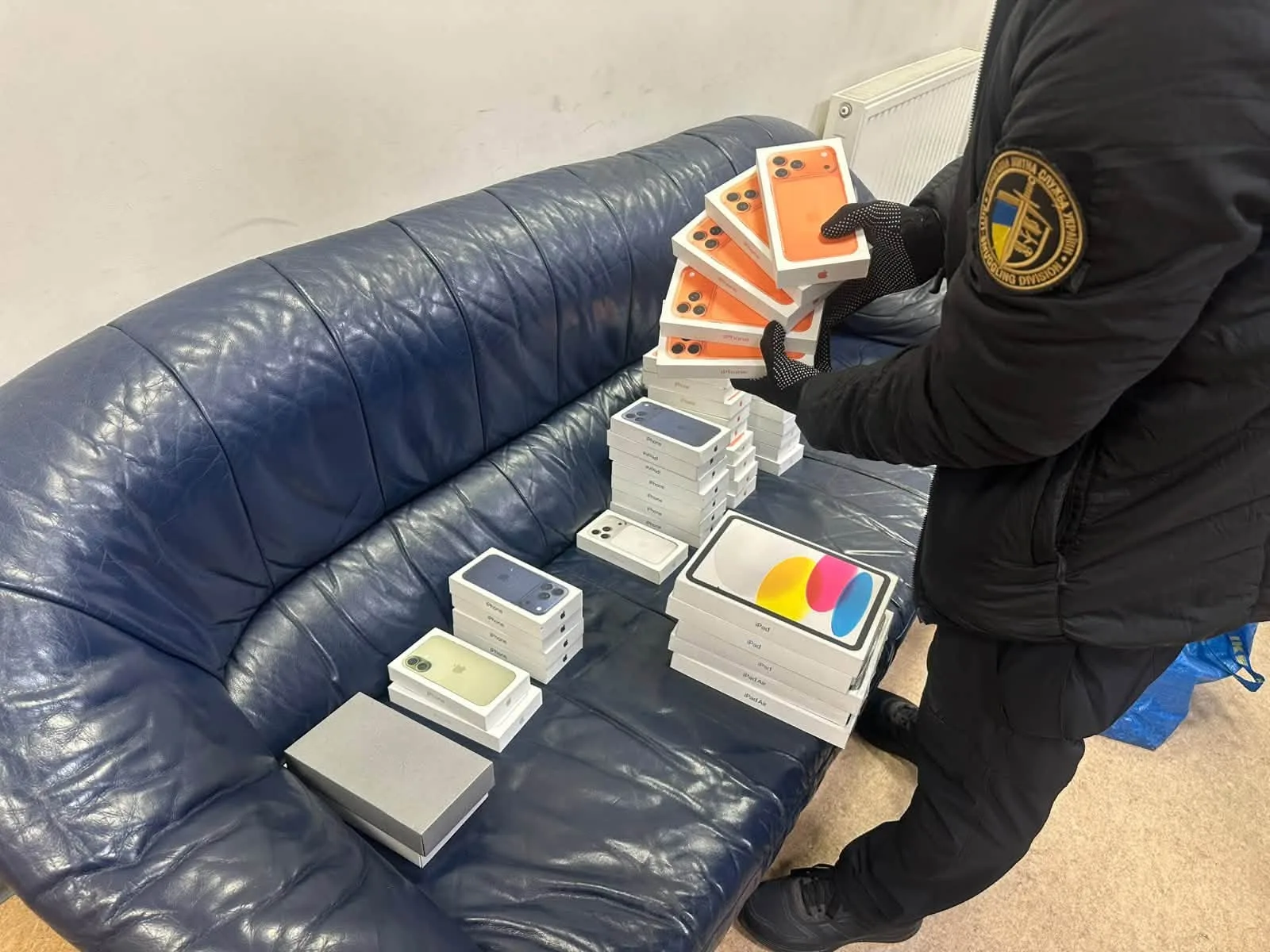 Львівські митники знайшли у рейсовому автобусі з Варшави контрабанду техніки Apple на 2,4 млн грн