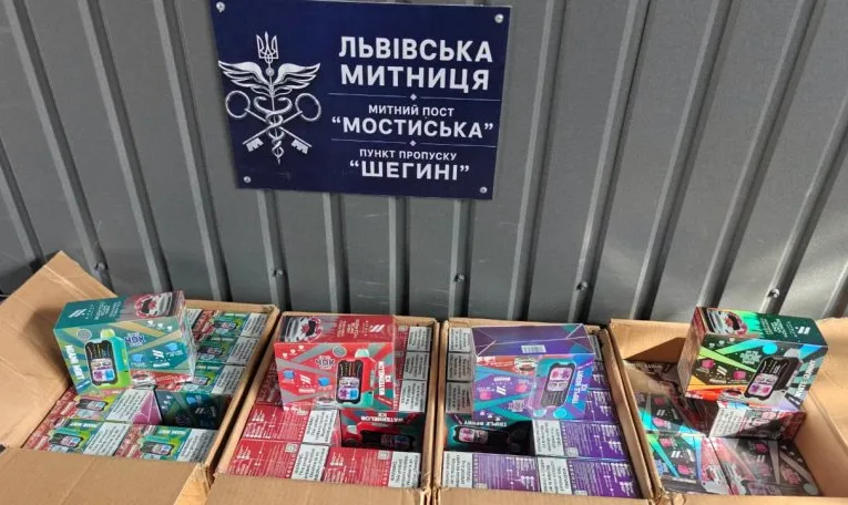 На кордоні у Шегинях водій автовоза віз 390 електронних сигарет на понад 400 тисяч гривень